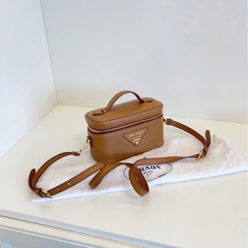 【99新🆕】Prada 焦糖色 栗子棕Lp盒子包/化妝盒子包 荔枝牛皮 金標大三角 手提斜挎包-5