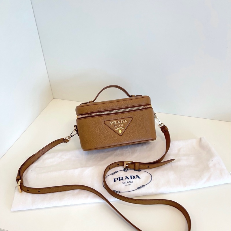 【99新🆕】Prada 焦糖色 栗子棕Lp盒子包/化妝盒子包 荔枝牛皮 金標大三角 手提斜挎包-6