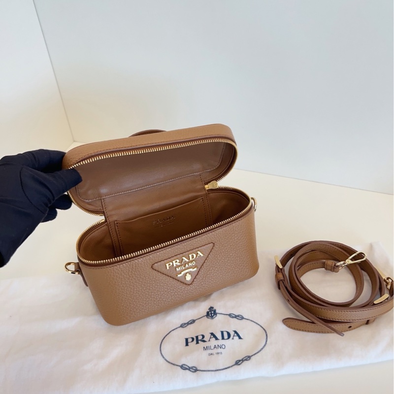 【99新🆕】Prada 焦糖色 栗子棕Lp盒子包/化妝盒子包 荔枝牛皮 金標大三角 手提斜挎包-7