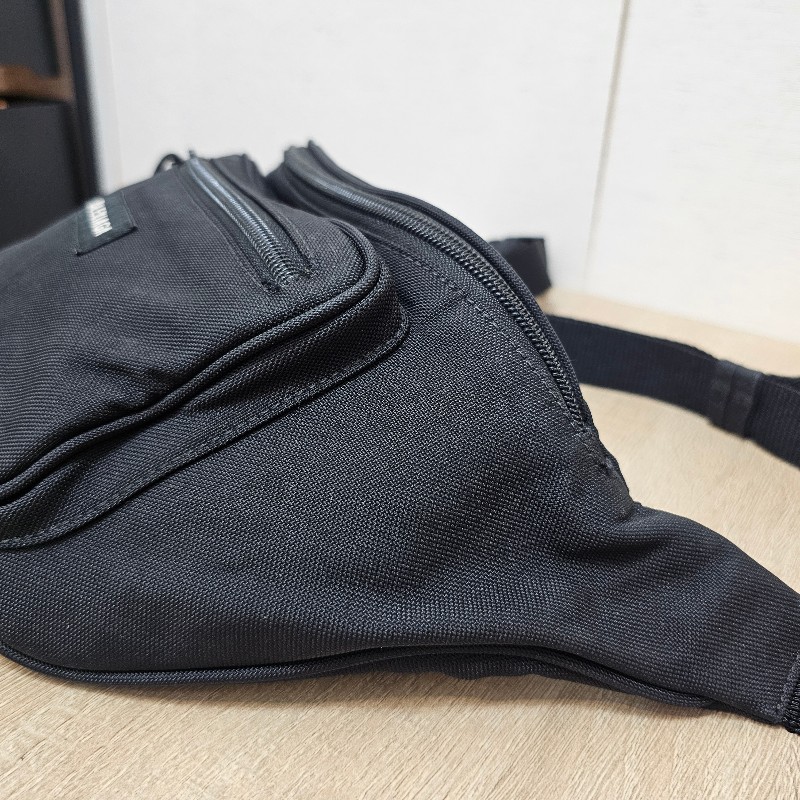 [福利出清😘] Balenciaga黑色帆布Explore黑釦胸口腰包-3