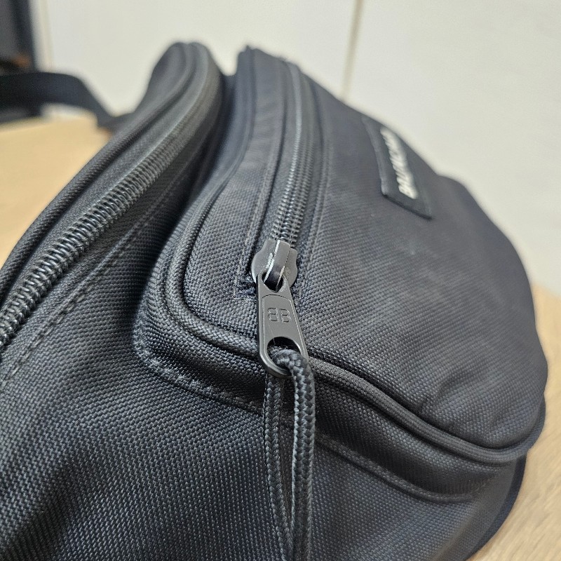 [福利出清😘] Balenciaga黑色帆布Explore黑釦胸口腰包-6