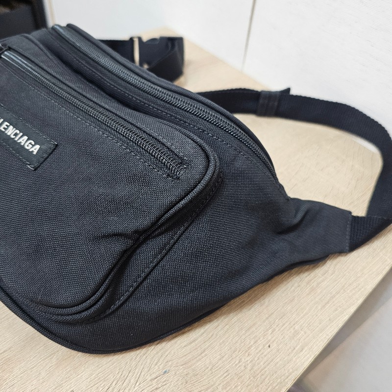 [福利出清😘] Balenciaga黑色帆布Explore黑釦胸口腰包-18