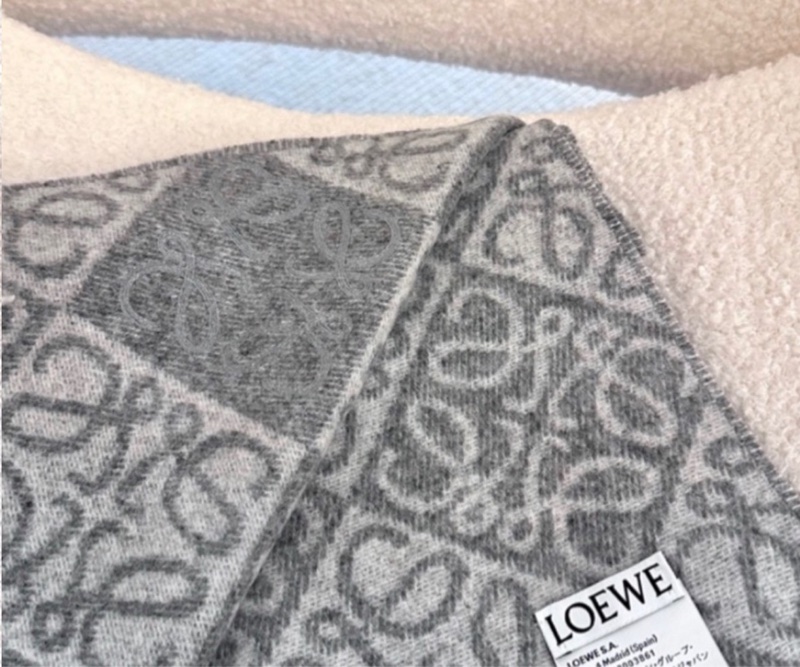 【全❤️】 LOEWE Anagram scarf 羊絨羊毛圍巾頸巾女款 淺灰色 灰色-1