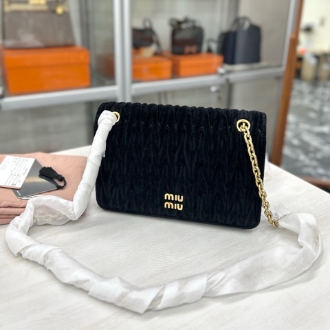 Miumiu黑金絲絨鏈條包