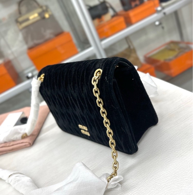 Miumiu黑金絲絨鏈條包-2