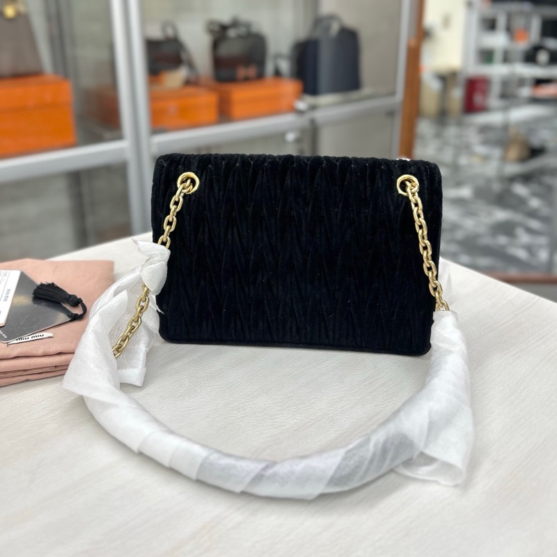 Miumiu黑金絲絨鏈條包-3