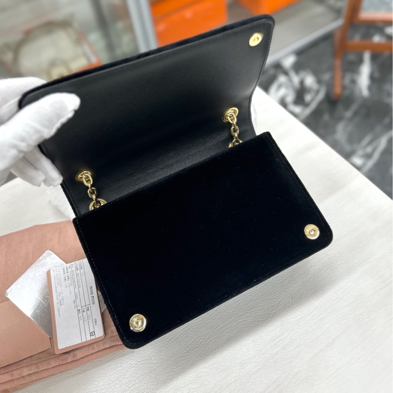 Miumiu黑金絲絨鏈條包-5