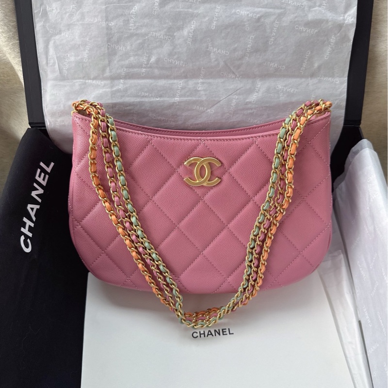 【配件：防塵袋 💕】Chanel 24C hobo 腋下包 嬉皮包 粉色 珊瑚粉色 金扣 彩色鏈條 三色鏈條 荔枝牛皮 手提 腋下-0