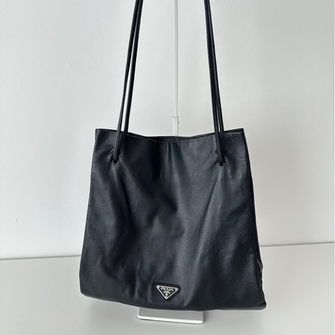 Prada黑色軟皮托特包
