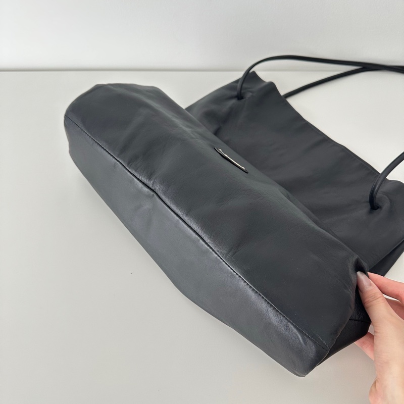 Prada黑色軟皮托特包-5