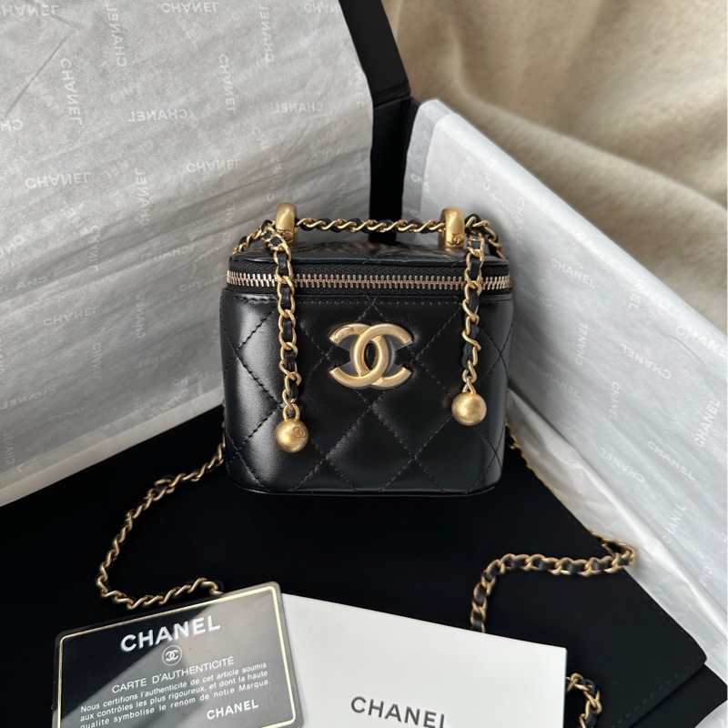【配件：防塵袋、保卡 💕】Chanel 21A 雙金球 小盒子 盒子包 化妝包 黑金 黑色 金扣 牛皮 鏈條可調節 手提 單肩 斜挎-0