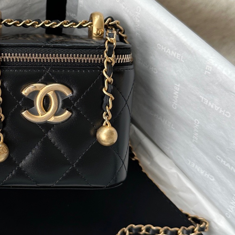 【配件：防塵袋、保卡 💕】Chanel 21A 雙金球 小盒子 盒子包 化妝包 黑金 黑色 金扣 牛皮 鏈條可調節 手提 單肩 斜挎-4