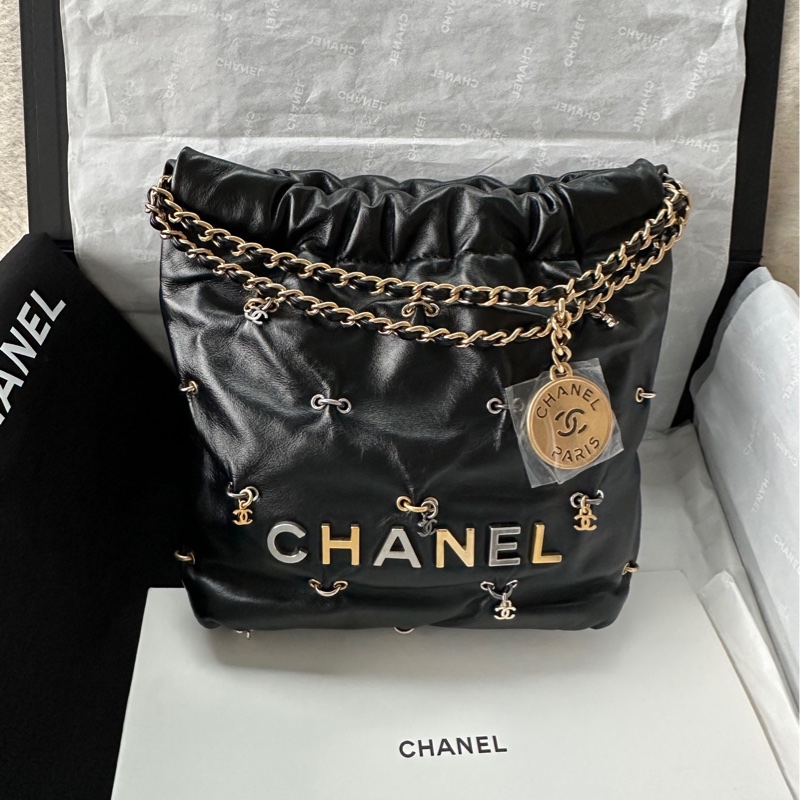 【配件：防塵袋 💕 】 Chanel 24A 22bag mini 特別款 垃圾袋 黑金銀 黑色 金銀鴛鴦配色 鼻環logo吊墜 牛皮 肩帶可拆卸 手提 單肩 斜挎-0