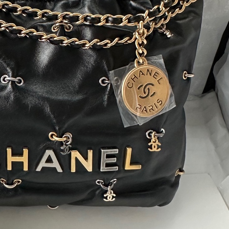 【配件：防塵袋 💕 】 Chanel 24A 22bag mini 特別款 垃圾袋 黑金銀 黑色 金銀鴛鴦配色 鼻環logo吊墜 牛皮 肩帶可拆卸 手提 單肩 斜挎-3