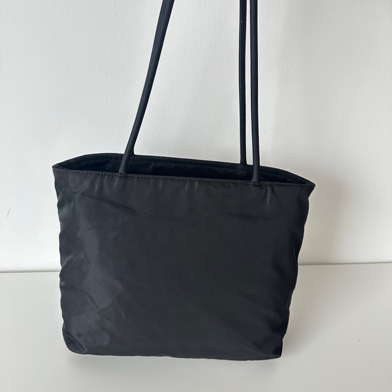 Prada黑銀Tote 25-1