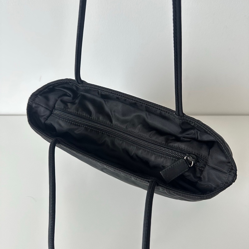 Prada黑銀Tote 25-2