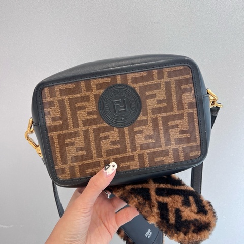Fendi 老花拼黑相機包