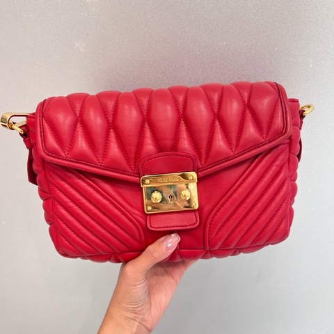 Miu Miu紅色褶皺羊皮郵差包