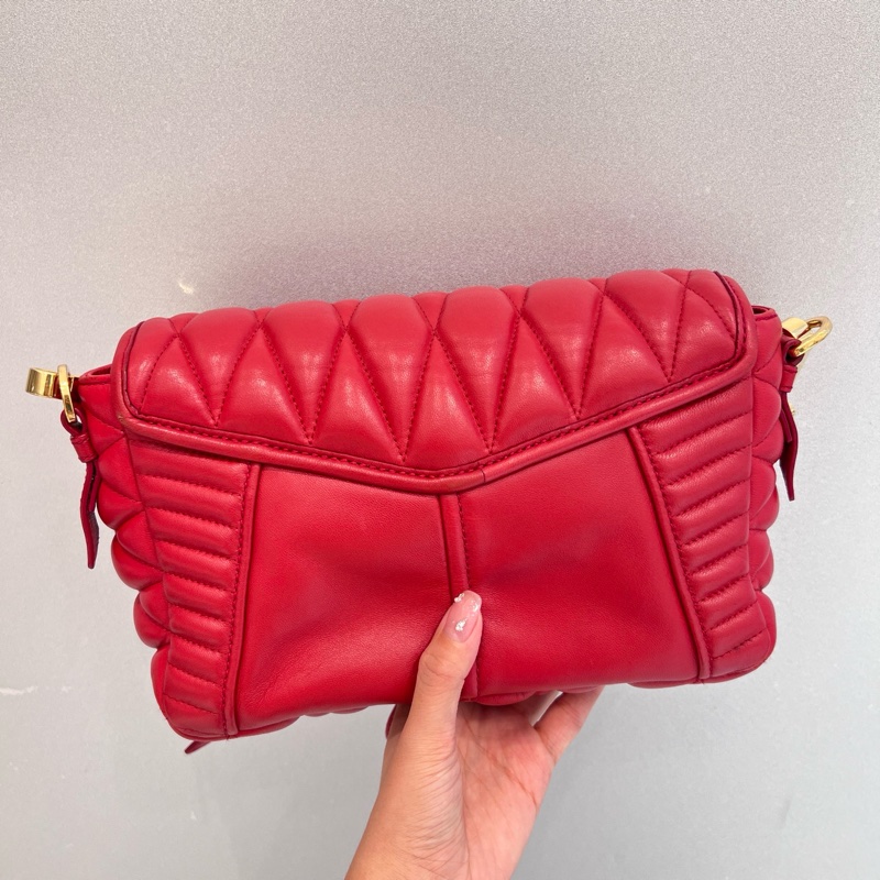 Miu Miu紅色褶皺羊皮郵差包-1