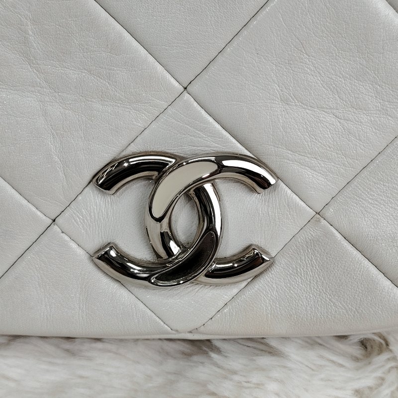 Chanel白色銀鴛鴦扣單肩腋下包-1