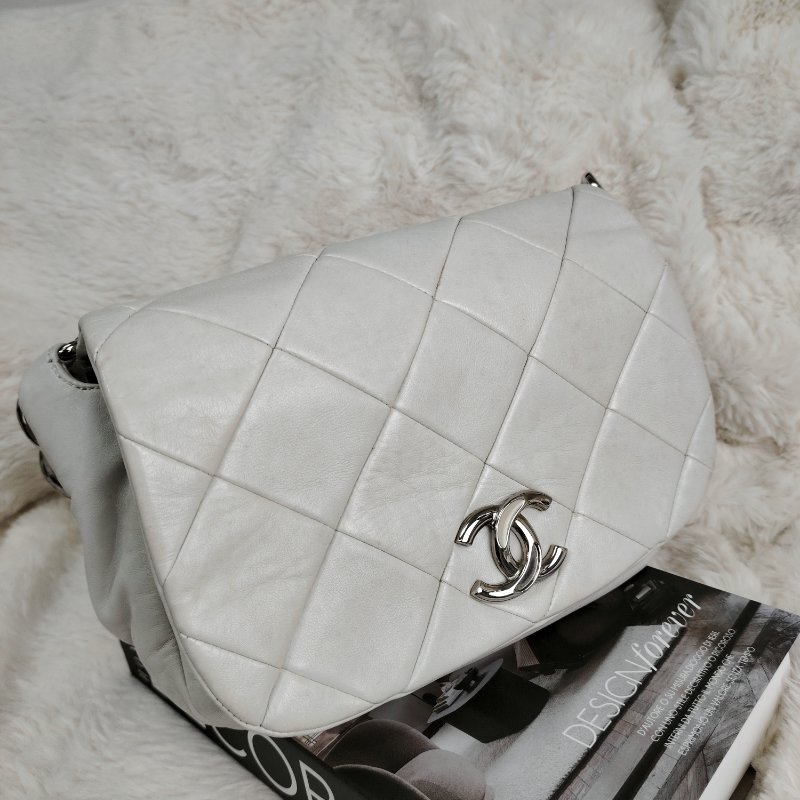 Chanel白色銀鴛鴦扣單肩腋下包-3