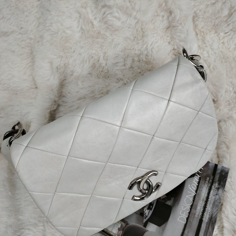 Chanel白色銀鴛鴦扣單肩腋下包-4
