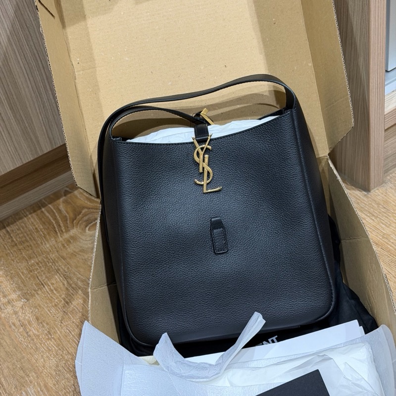 YSL LE 5 À 7小型粒面皮革柔軟手袋-0
