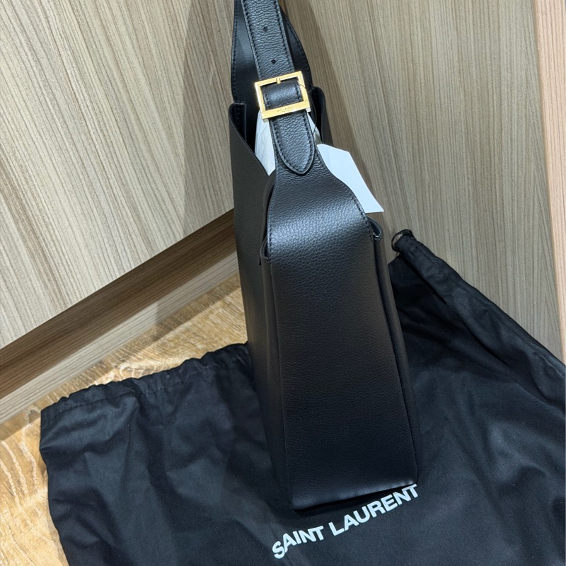 YSL LE 5 À 7小型粒面皮革柔軟手袋-1