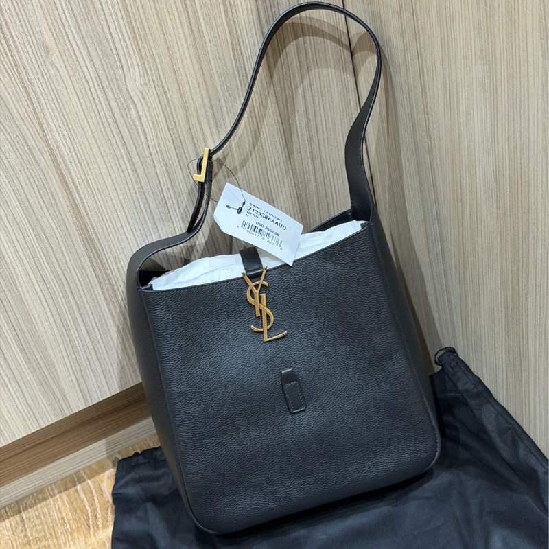 YSL LE 5 À 7小型粒面皮革柔軟手袋-5