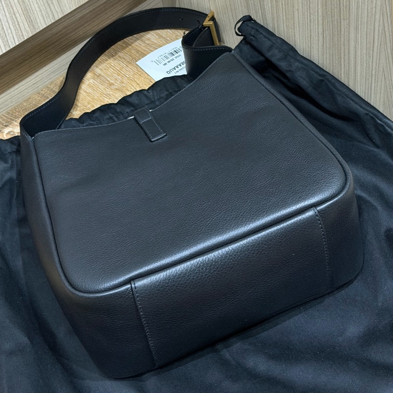 YSL LE 5 À 7小型粒面皮革柔軟手袋-7