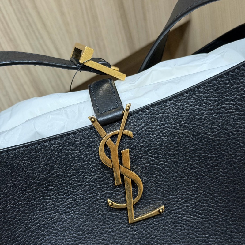 YSL LE 5 À 7小型粒面皮革柔軟手袋-9