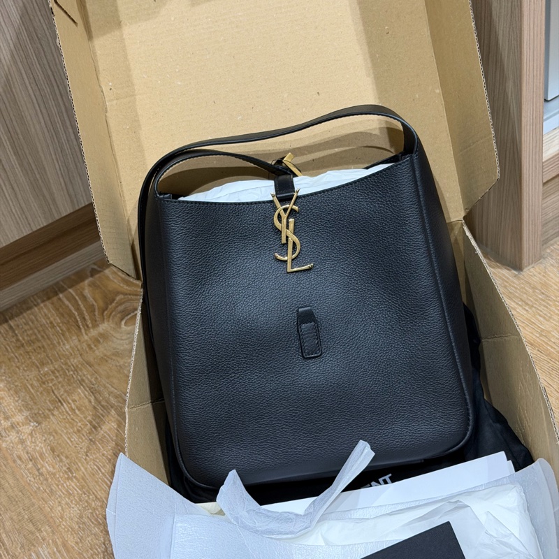 YSL LE 5 À 7小型粒面皮革柔軟手袋-11