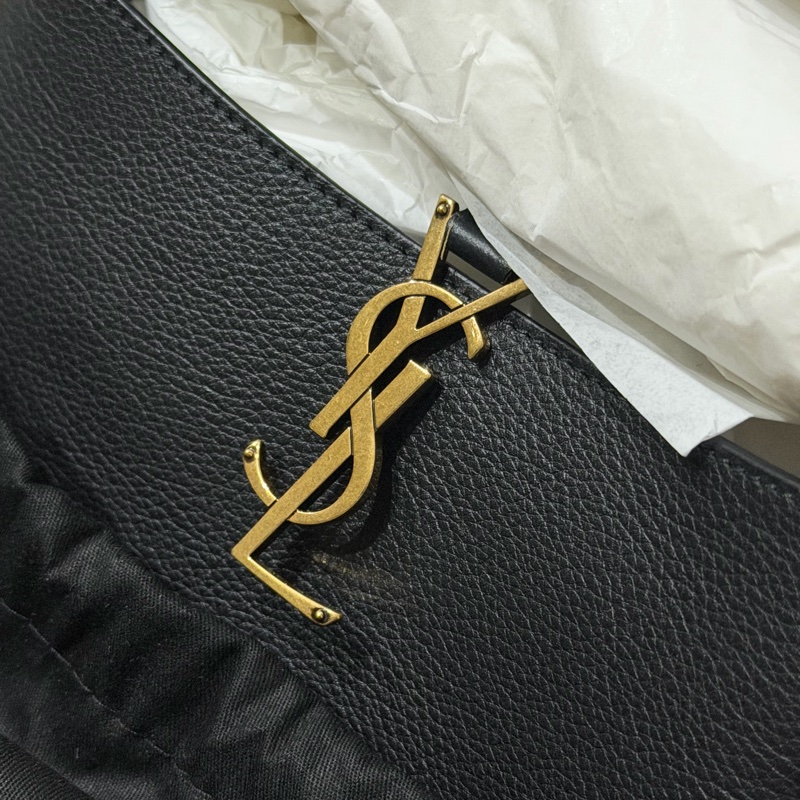 YSL LE 5 À 7小型粒面皮革柔軟手袋-12