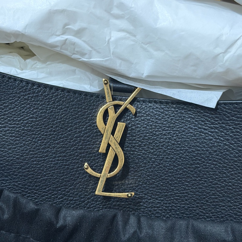 YSL LE 5 À 7小型粒面皮革柔軟手袋-13