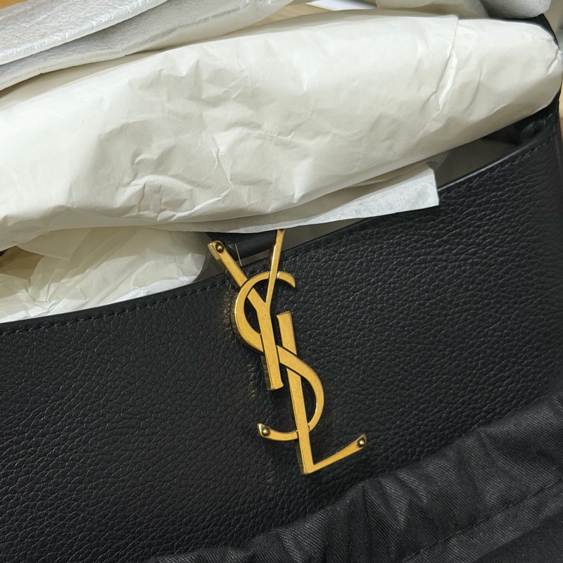 YSL LE 5 À 7小型粒面皮革柔軟手袋-14