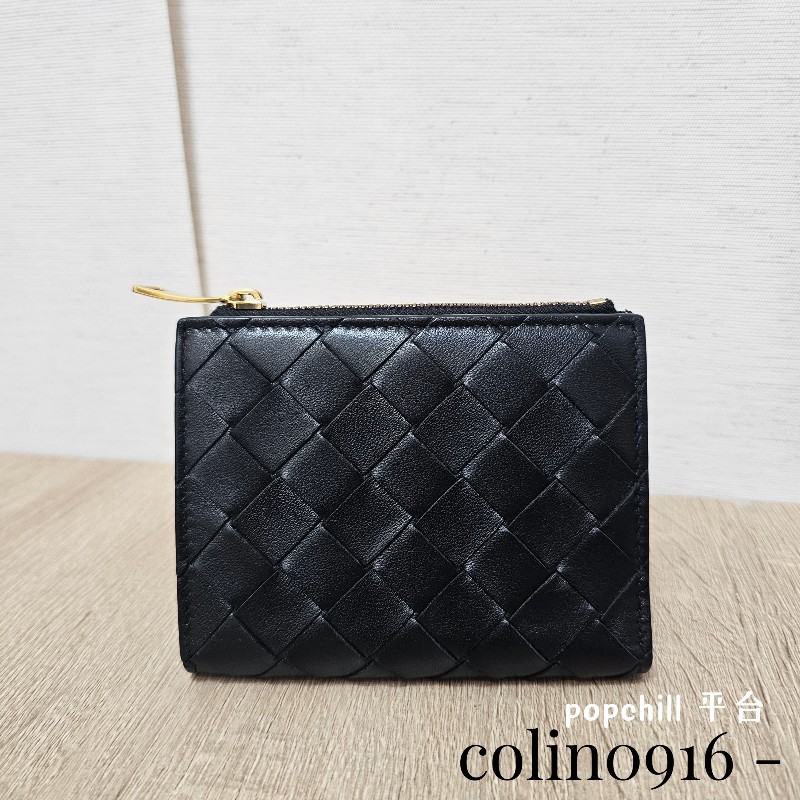[質感好物甜出☺️專櫃半價] BV黑編織皮革Bi Fold 6卡對釦短夾-0