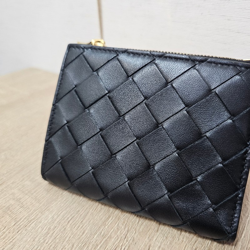 [質感好物甜出☺️專櫃半價] BV黑編織皮革Bi Fold 6卡對釦短夾-4