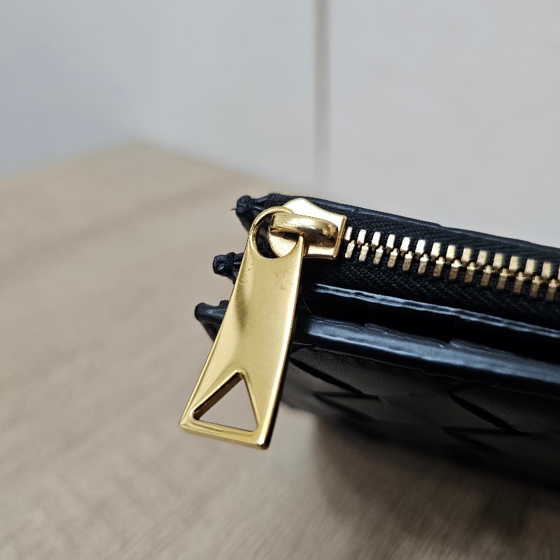 [質感好物甜出☺️專櫃半價] BV黑編織皮革Bi Fold 6卡對釦短夾-23