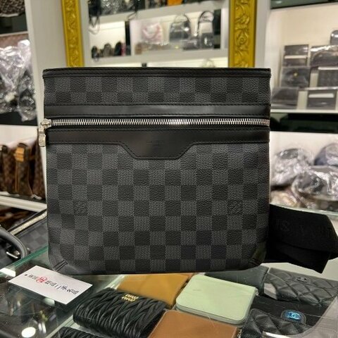 東區正精品㊣LV N58028 黑灰格棋盤格前拉鍊斜背包扁包 RZ6120