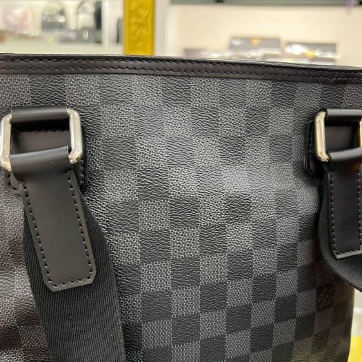 東區正精品㊣LV N58028 黑灰格棋盤格前拉鍊斜背包扁包 RZ6120-4