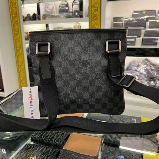 東區正精品㊣LV N58028 黑灰格棋盤格前拉鍊斜背包扁包 RZ6120-8