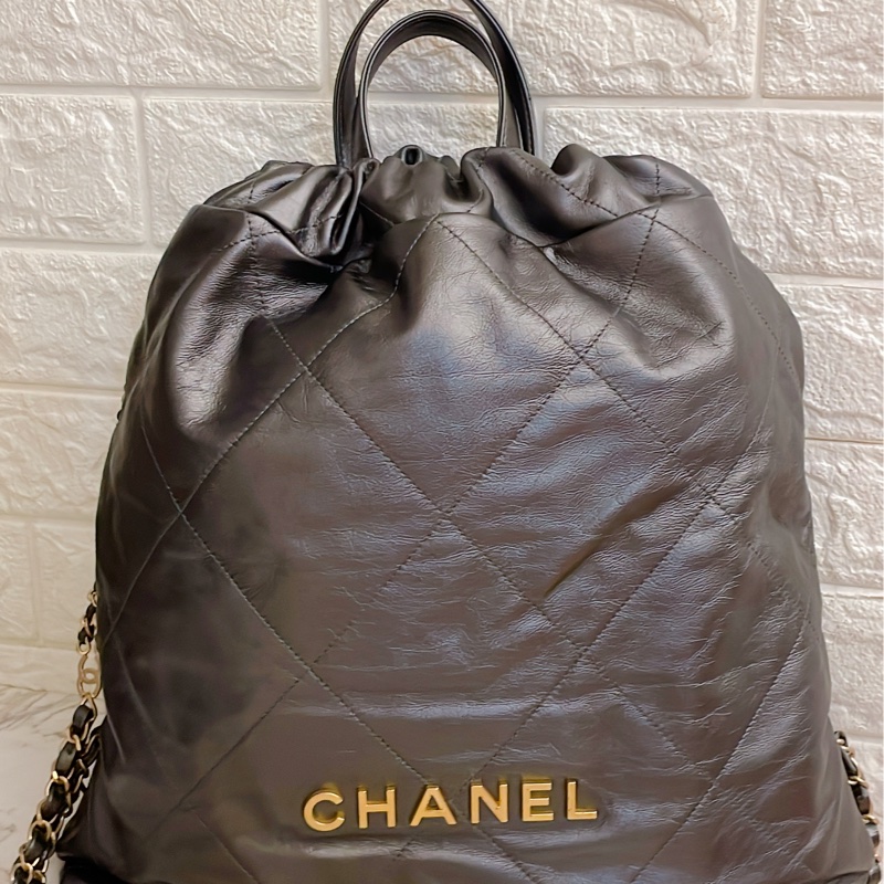 平台最低激甜價近新芯片款✨Chanel香奈兒 22 新款backpack 亮面小牛皮金釦抽繩雙肩後背包(金釦)-1