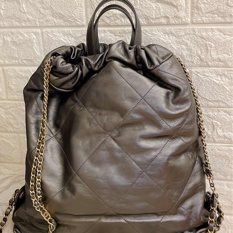 平台最低激甜價近新芯片款✨Chanel香奈兒 22 新款backpack 亮面小牛皮金釦抽繩雙肩後背包(金釦)-2