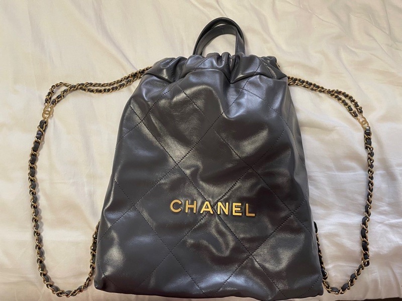 平台最低激甜價近新芯片款✨Chanel香奈兒 22 新款backpack 亮面小牛皮金釦抽繩雙肩後背包(金釦)-3