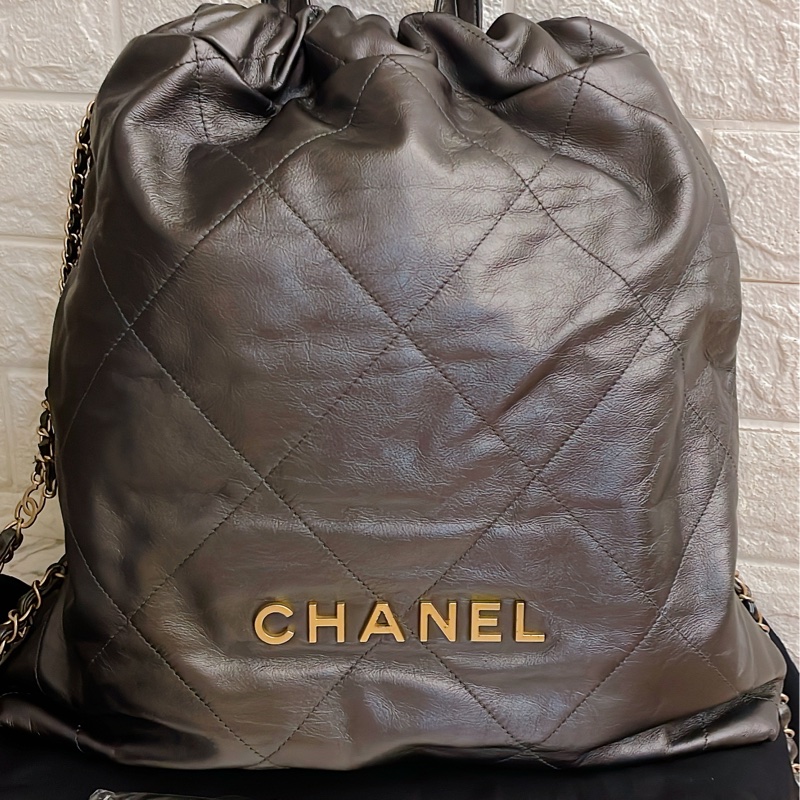 平台最低激甜價近新芯片款✨Chanel香奈兒 22 新款backpack 亮面小牛皮金釦抽繩雙肩後背包(金釦)-4