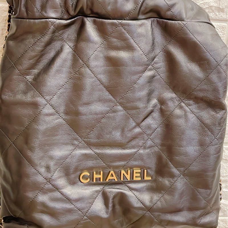 平台最低激甜價近新芯片款✨Chanel香奈兒 22 新款backpack 亮面小牛皮金釦抽繩雙肩後背包(金釦)-5