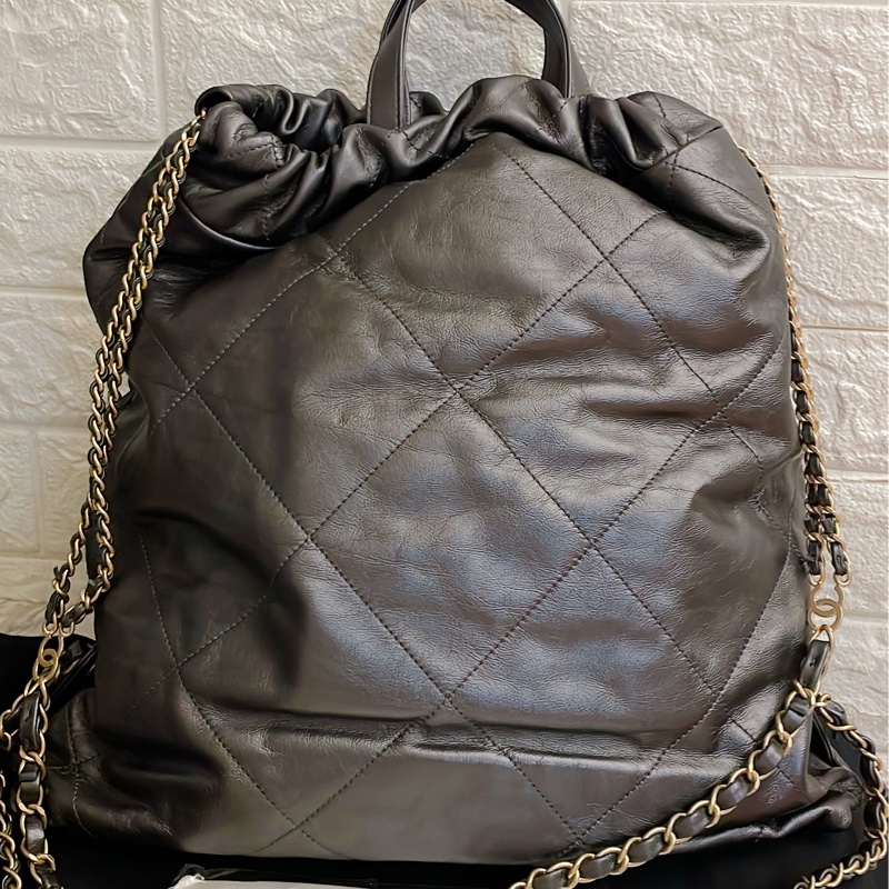 平台最低激甜價近新芯片款✨Chanel香奈兒 22 新款backpack 亮面小牛皮金釦抽繩雙肩後背包(金釦)-6
