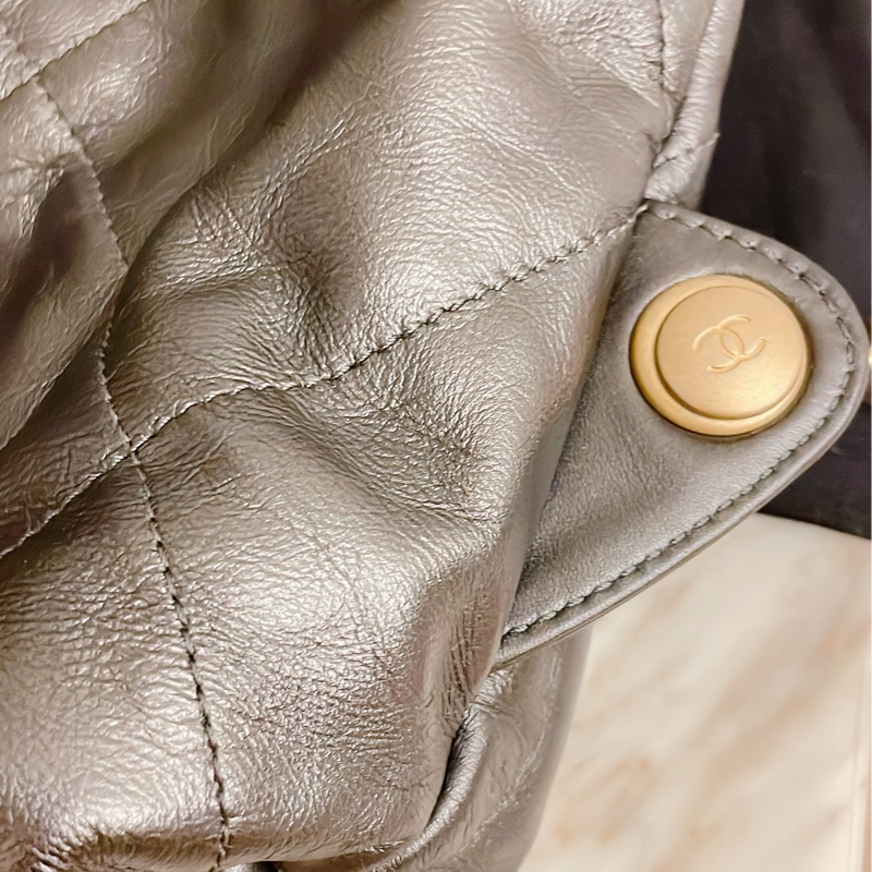 平台最低激甜價近新芯片款✨Chanel香奈兒 22 新款backpack 亮面小牛皮金釦抽繩雙肩後背包(金釦)-17