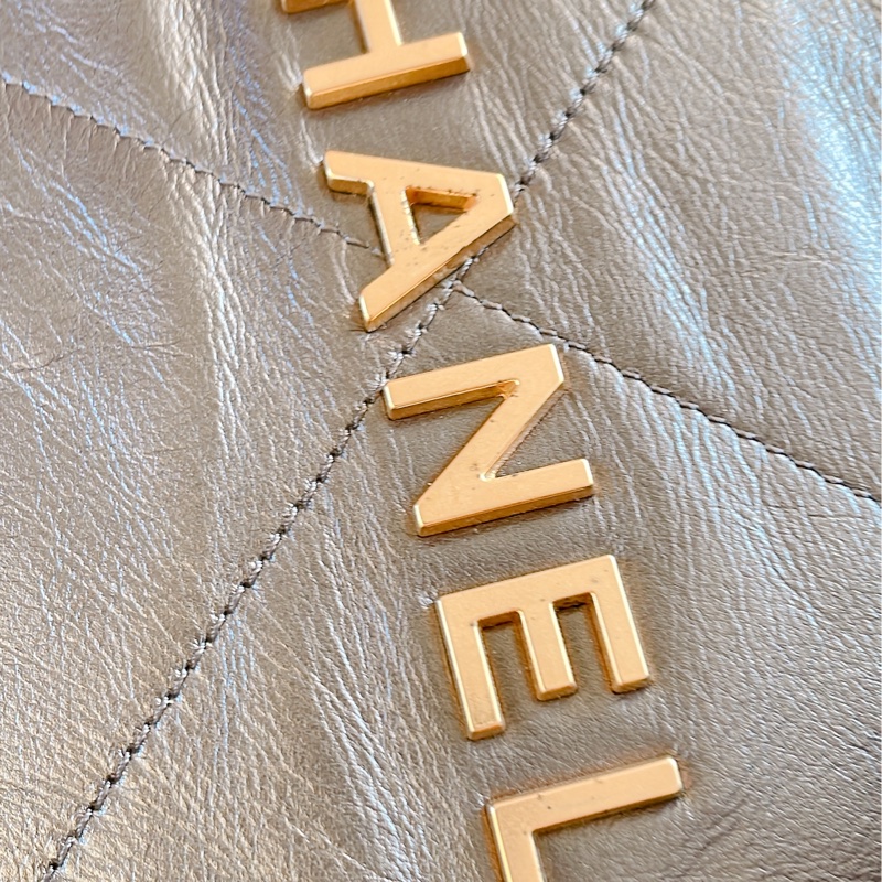平台最低激甜價近新芯片款✨Chanel香奈兒 22 bag新款backpack 亮面小牛皮金釦抽繩雙肩後背包購物袋垃圾袋（金釦）-24