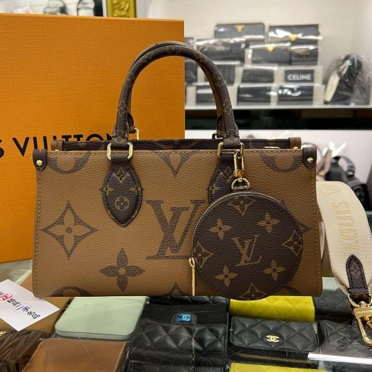 東區正精品㊣LV ONTHEGO EAST WEST M46653原花字紋雙色金釦兩用包手提包斜背包 RZ5659-0